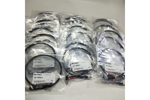 Good Quality KEYENCE CB-B05LU Extension Cables L-shaped Connectors Measurement Sensor