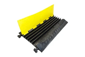 Flexible 90cm 100% Recycled Rubber 5 Channel Heavy Duty Yellow+Black Cable Protector 10-15mph Speed Bump Straight Cable Covers