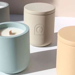 AIKUN Luxury Custom Logo Ceramic Jar Natural Plant Oil Pure Wood Core Aromatherapy Candle Soy Wax Scented Candle With Gift Box