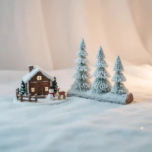 SANWEI Mini Christmas Trees Winter Ornaments Tabletop Small Xmas Tree Mini Bottle Brush Tree With Wood Base for Home Decoration
