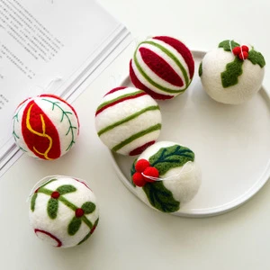 Hot Selling High Quality Full Color Printed Wool Felt Christmas Balls Handmade Round Ornaments for Tree Decorations