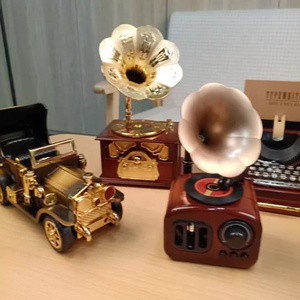 Ever Bright Retro Style Nostalgia Music Box Creative Plastic Hand Crank For Home Decor Cafe Wedding Atmosphere Wine Gift Ideas