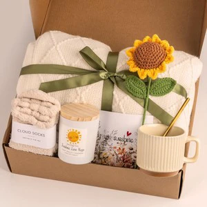 2026 New Mother's Day Giveaway Gift Set Cozy Blanket Scented Candle Acrylic Decor Mom Relaxation Box Birthday Gift for Women