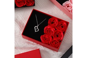 Creative Valentines Day Gift Set Artificial Rose Necklace Jewelry Box with Soap Flower and Gift Bag Romantic Present