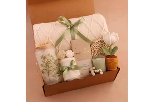 2025 Idea Custom Mother's Day Christmas New Year Self-Care Gift Basket for Women Rose Flower Candle Gift Set with Blanket Mug