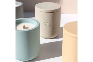 AIKUN Luxury Custom Logo Ceramic Jar Natural Plant Oil Pure Wood Core Aromatherapy Candle Soy Wax Scented Candle With Gift Box