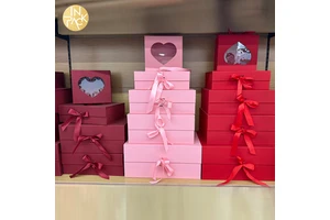IN PACK Customized Logo Personalized Gift Box Valentine Luxury Heart Window Folding Magnetic Gift Paper Box For Wedding Guests