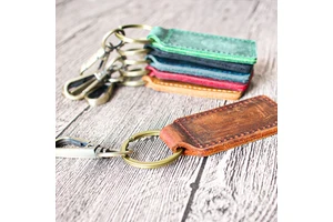 Ya406 Handmade Embossed Logo Fashion Crazy Horse Leather Key Chain Men Key Holder for Dad Father's Day Gift