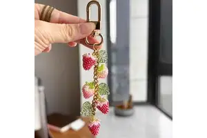 Eco-Friendly Customizable Simple Beaded Strawberry Animal Pattern Keychain Gold Shell Clasp Bag Charm Whimsy Art Craft