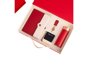 OEM Luxury Father's Day & New Year Gift Bundle A5 Notebook 450ml Bottle Alloy Keychain 5000mAh Slim Power Bank 100pcs Minimum