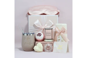 Romantic Women's Gift Set for Mother's Day Scented Candle & Flannel Blanket for Relaxing & Special Occasions Birthday Jewelry