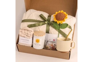 2026 New Mother's Day Giveaway Gift Set Cozy Blanket Scented Candle Acrylic Decor Mom Relaxation Box Birthday Gift for Women
