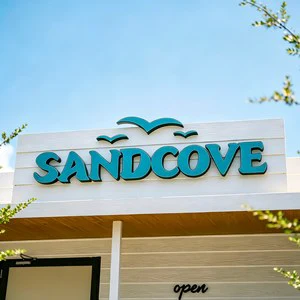 Custom Outdoor Front Illuminated Letter Sign Waterproof Acrylic Channel Letters Resort Hotel Beach Club Retail Store Logo Sign