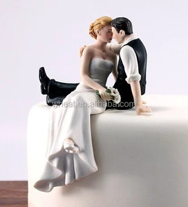 China Factory High Quality Wedding Anniversary Romantic Resin Decoration Couple Sitting Shape Wedding Cake Topper