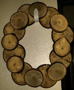 Wood Slices Wreath to Decorate the Door With Small Tree Slices