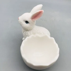 Cute White Resin Rabbit Egg Cup & European Easter Bunny Statue Egg Basket for Child Gifts Desktop Decoration Factory Price