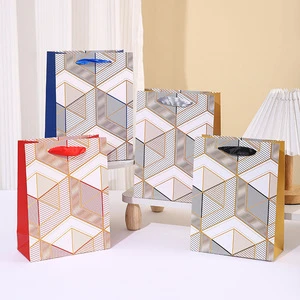 Luxury White Cardboard Gift Bags Soft Cotton Rope Handles Custom Printed Wedding Party Favors Elegant Event Packaging