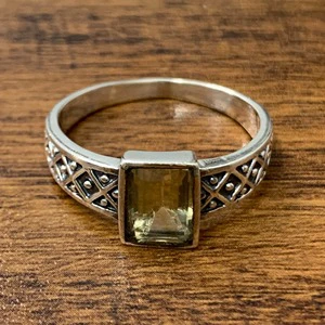 Peridot Geometric 925 Sterling Silver Ring Bezel Setting Vintage Style Unisex Gemstone Rings Everyday Wear