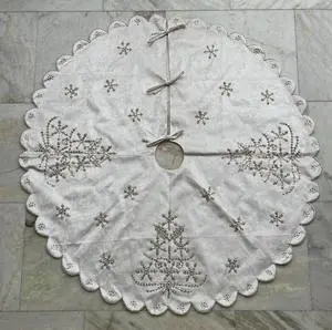 Luxury Christmas Tree Stand and Skirt Accessories Designed with Premium Materials for a Festive and Elegant Holiday Tree Setup