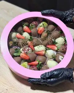 Customized Gourmet Arabic Sweets Saudi Dates Packaging Round Box Chocolate Strawberry Boxes With Custom Logo