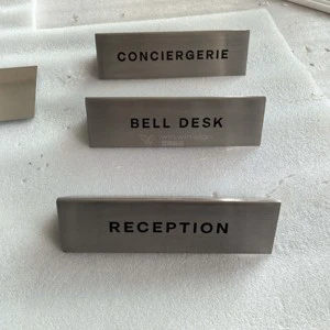 Brushed Painted Folding Desk Nameplate & Mirror Acid Etched Tag, High Repeat Custom Metal Signage for Retail Store Exhibition
