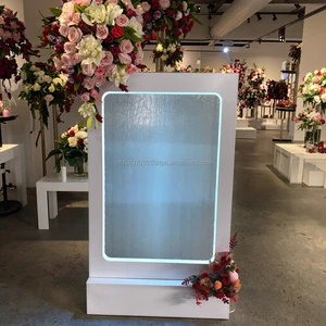 Modern Style Wedding Waterfall Backdrop with White Background Hot Sale Tempered Glass Metal Stand for Event Decoration