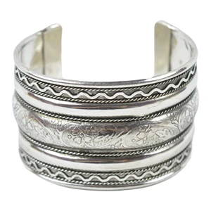 Best for Party and Other Events Design Bracelet With New Brightly Silver Colored and Plated Finishing Design Handcuff