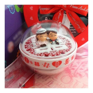 Wholesale OEM Creative Crystal Acrylic Bride Groom Couple Wedding Favors Personalized Sand Paperweight Souvenirs for Guests