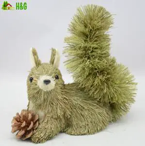 H&G Easter Home Party Wall Decorations Squirrel Male and Female Standing Natural Straw 8cm Width 16cm Height 17cm Length