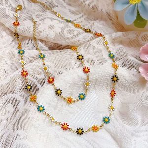 Fashionable Women's Flower Necklace and Bracelet Set - Electroplated 18K Gold Daisies Chain Necklace