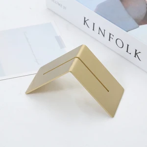 Elegant 4cm Solid Brass V-Shape Table Sign Stand Custom Logo Metal Name Plate Holder for Restaurant Bar Wedding Table Number