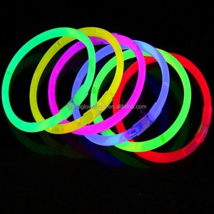 2026 Hot Sale 8 Inch Glow Stick Light up Glowing for Cheer Party Wedding and Concert Can Custom Bracelet 20cm Glow Sticks