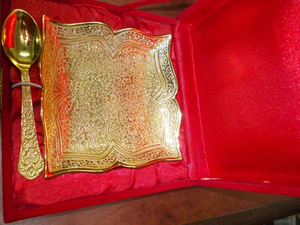 Luxury Gold Finish Tray With Spoon Elegant Metal Serving Plate For Home Dining Festival And Table Decor