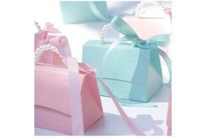Eco-friendly Kraft Paper Party Wedding Favor Candy Packaging Blue Pink Birthday Gift Handbag Gift Box Matt Lamination Embossing