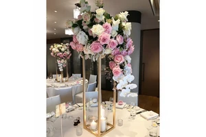 Best-selling floral support iron wedding centerpiece for luxurious reception banquet table decor with vintage-inspired artistry
