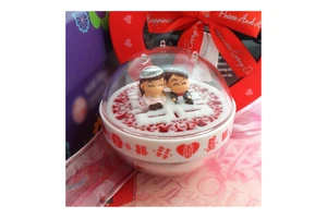 Wholesale OEM Creative Crystal Acrylic Bride Groom Couple Wedding Favors Personalized Sand Paperweight Souvenirs for Guests