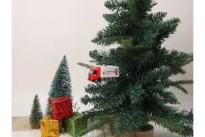 Personalized Christmas Ornament Handmade Glass Snow Truck with Mini Tree Festive Hanging Decoration for Home
