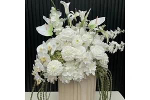 Luxury Design High Quality Durable Event Floral Decoration White and Green Artificial Flower Wedding Table Centerpiece