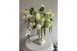 2026 Brand New Silk Green and White Flower Arrangement Flower Ball with Greenery Romantic Table Centerpiece Wedding Decor
