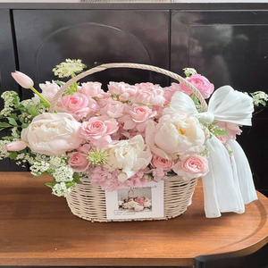 Rattan Flower Basket With Flowers Flower Bouquet Gift For Girls On Valentine's Day Mother's Day Flower Storage Basket
