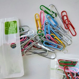 Colorful paperclips in bags, creative student/office paper clips, document/invoice holders, self-sealing bags, desktop supplies.