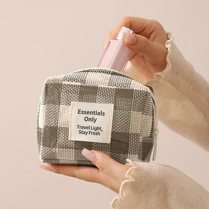 Durable Mesh Women's New Classy Travel Portable for Large Capacity Zipper Closure Makeup Bag Cosmetic Case for Lipstick