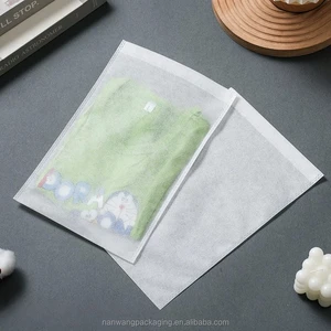Eco-Friendly Flat Non Woven Lightweight Dustproof Packaging Bag 35gsm Custom Logo Apparel Inner Bag for Socks Fur Clothing