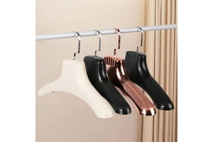 Luxury Custom Logo Plastic Hanger Widen Shoulders Lightweight Saving Modern Design for Winter Suit Coat Living Room Bag Storage