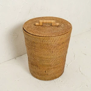 Top Seller Wicker Basket Bin Office Rattan Waste Bins With Cover Lid Small Trash and Dust Baskets With Customized Design