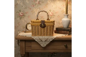 Yiqiang Vintage Plastic Rattan Woven Handheld Wedding Decoration Storage Basket Box Home Storage and Home Decoration