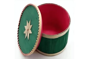 Festive Handwoven Bamboo Flower Pot with Green Star Lid and Red Interior Eco-Friendly Decorative Living Room Gift Container