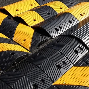 Heavy Duty Rubber Speed Bump High Visibility Reflective Road Speed Hump for Parking Lot & Driveway Safety