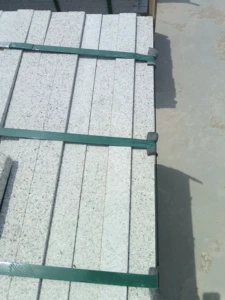 Cheap Price Modern White Granite Long Strip Curb/Kerb Stone with 1 Year Warranty for Villa & Hospital and Municipal Road Project
