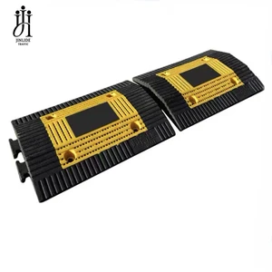 Factory-installed Black 100mm Height 'v' Type Speed Bump Easy Installation Street Vehicle Rubber Kerb Curb Ramp for Roadway